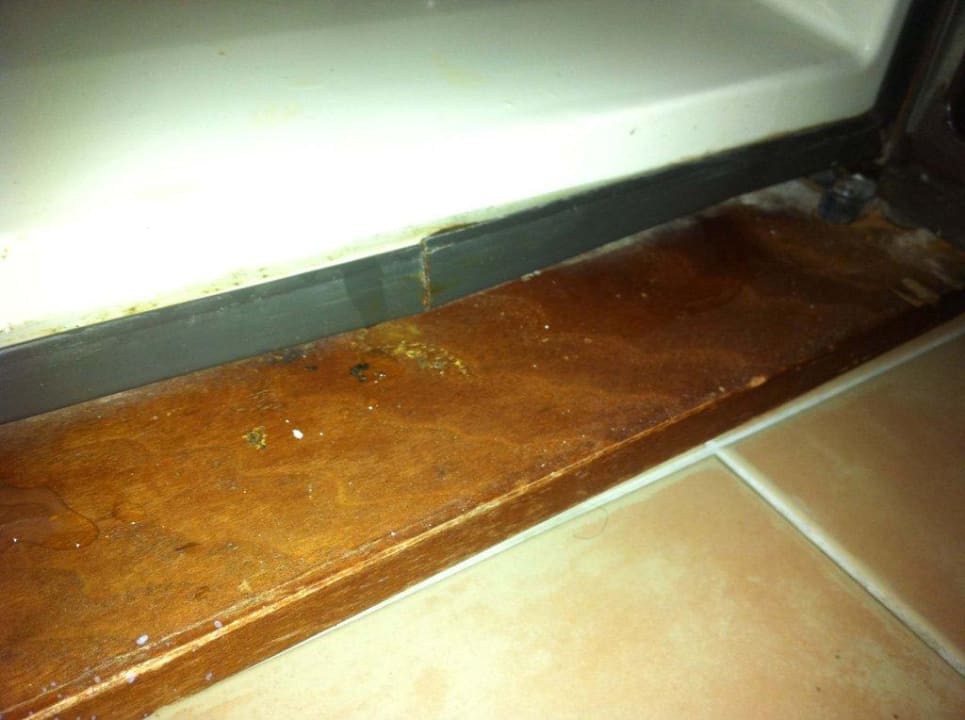 Kaputte und versiffte Minibar Blau Colònia Sant Jordi