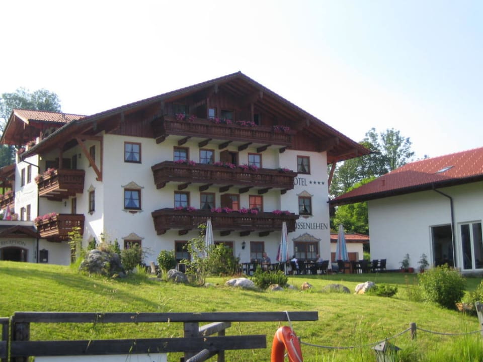 Hauptgebäude mit Rezeption und Restaurant Naturhotel Reissenlehen