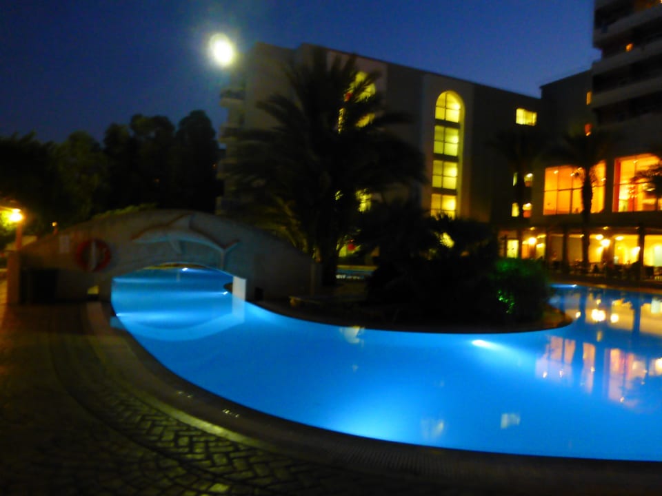 Pool bei Nacht Esperides Beach Resort