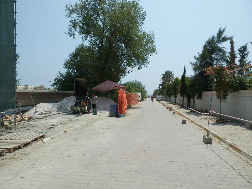 Weg zum Strand Dizalya Palm Garden