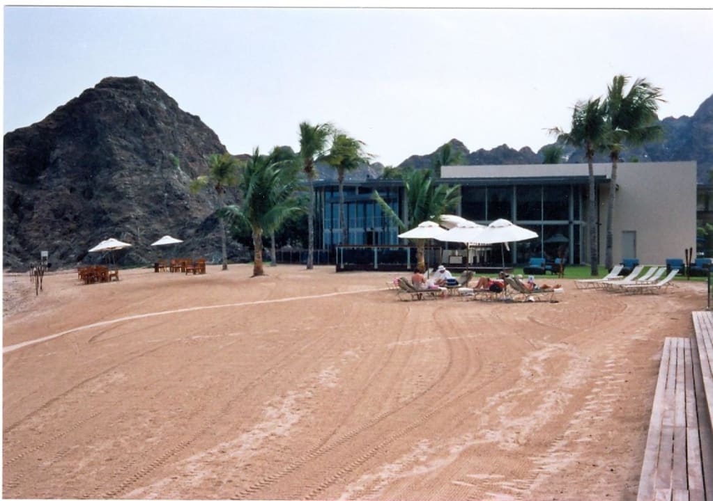 Im Hintergrund das Strandrestaurant Al Bustan Palace - A Ritz-Carlton Hotel