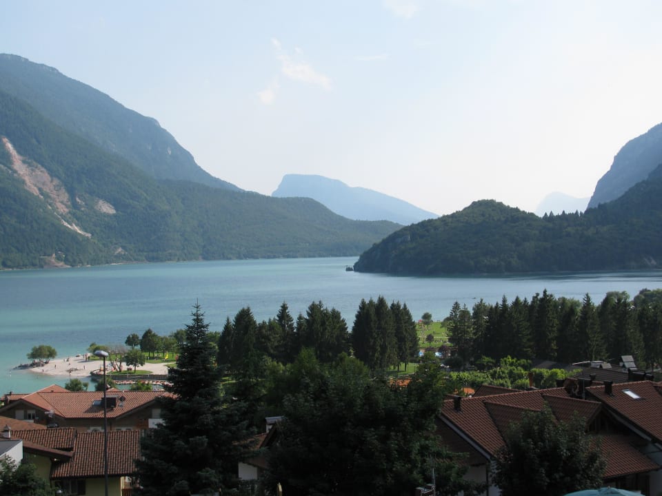 Blick von Molveno auf den See Du Lac Vital Mountain Hotel