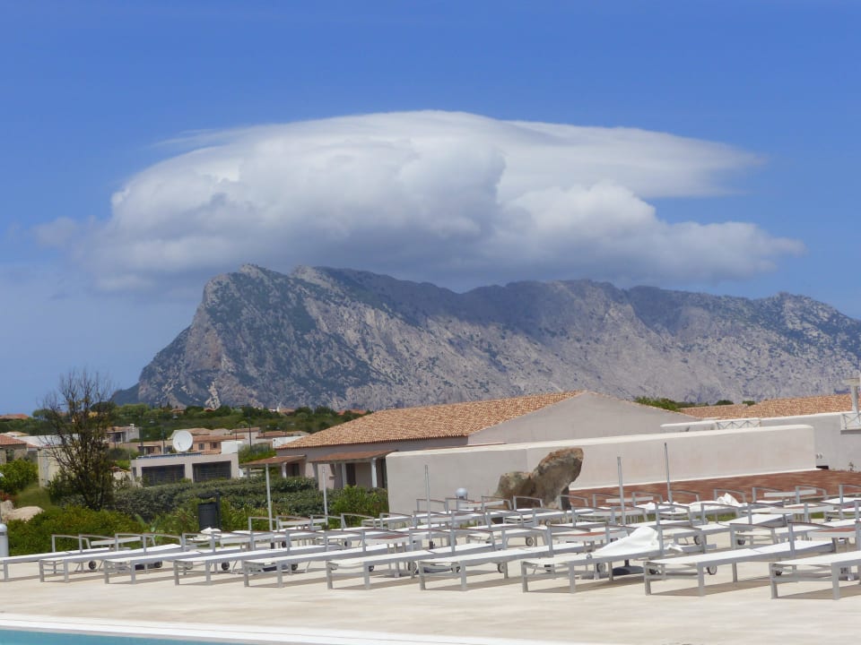 Wolken über Tavolara :-) Grande Baia Resort & Spa
