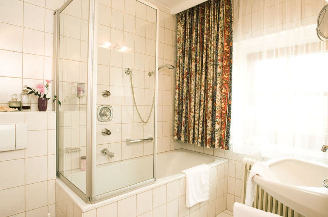 Sonniges Badezimmer im Hotel Bierwirt Hotel Bierwirt