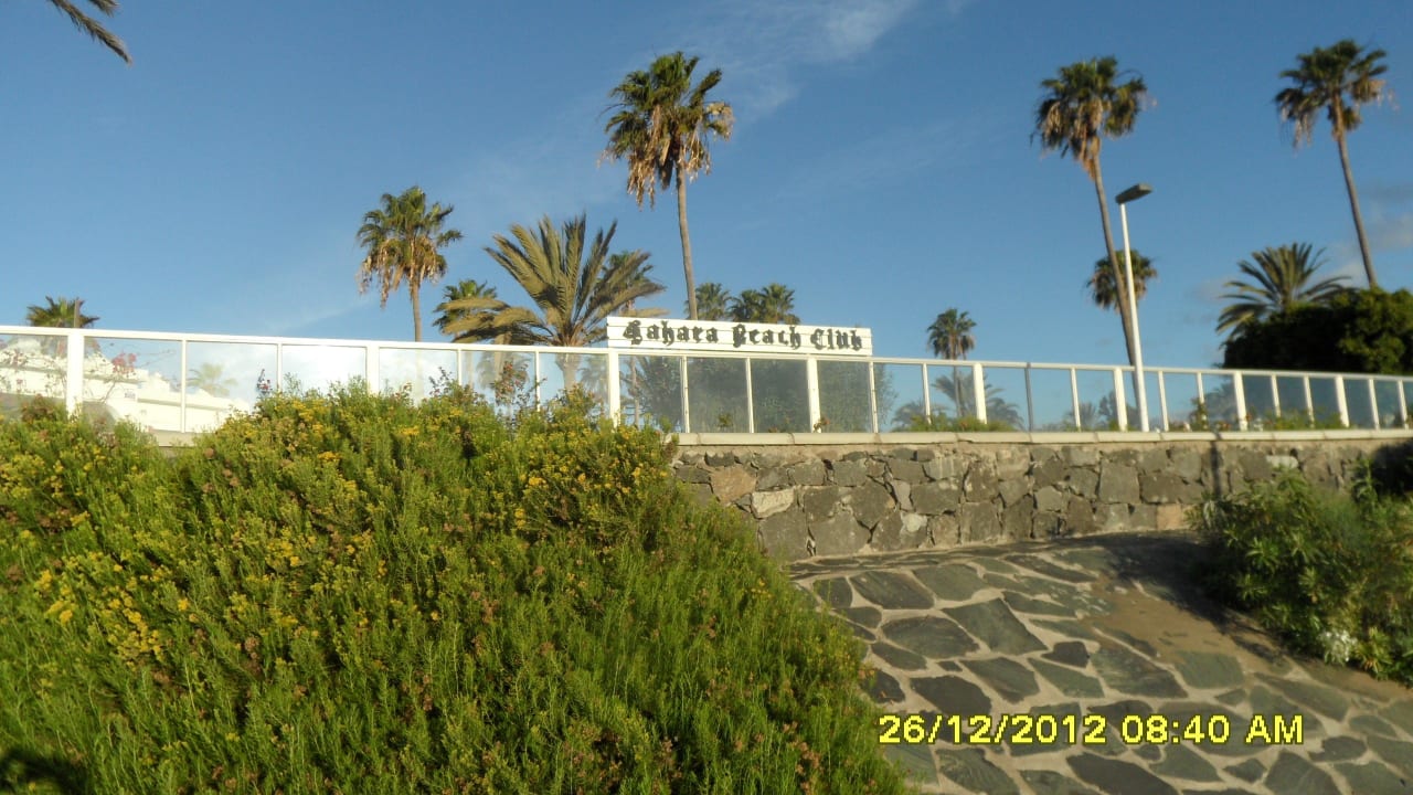 Vor der Anlage Sahara Beach Club