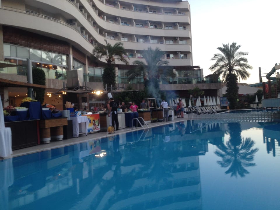 Büffe am Abend essen Alaiye Resort & Spa