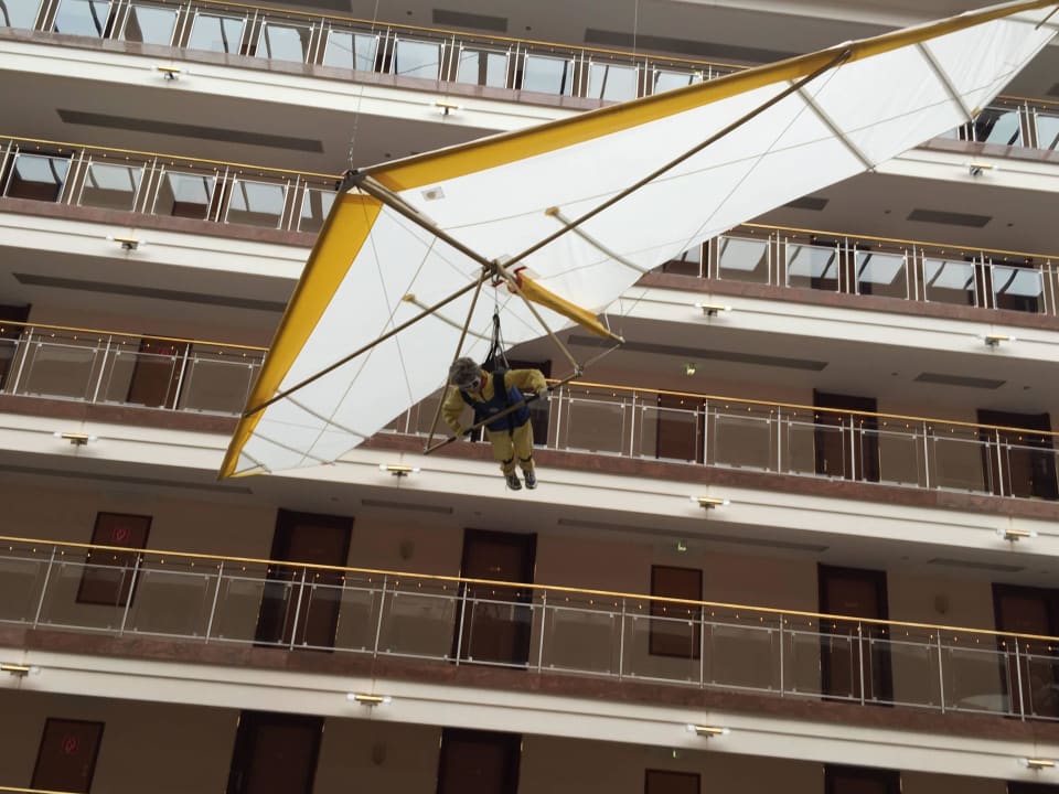 Flugzeugmodell mit Puppe  Maritim Airport Hotel Hannover