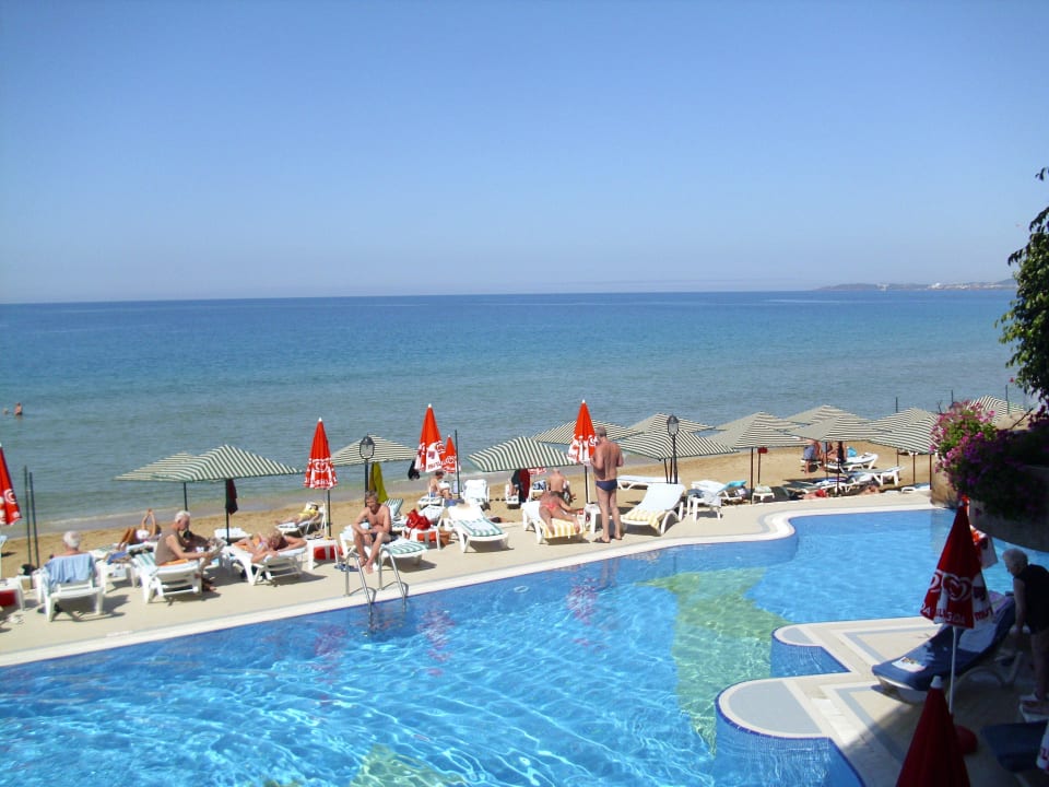 Vom Pool zum Strand - keine drei Meter Aska Hotel Just in Beach