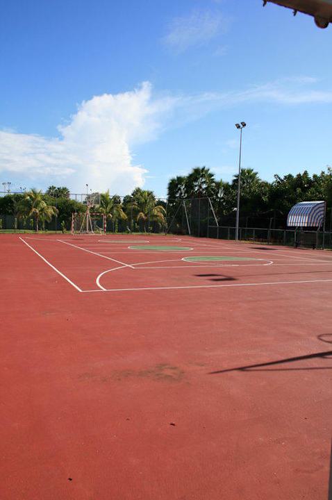 Basket- und Fussballplatz Blau varadero - Adults only