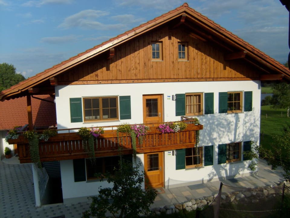 Ferienwohnung Eingang Westansicht Ferienhof Bayrhof