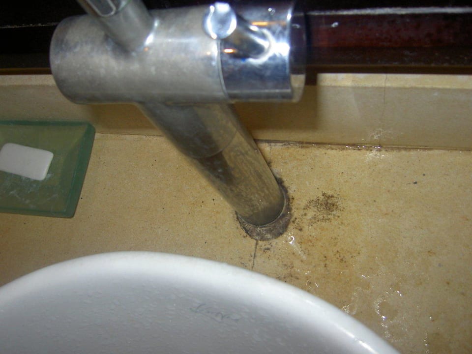 Das Bad. Gestylter Wasserhahn aber versifft Mercure Resort Sanur