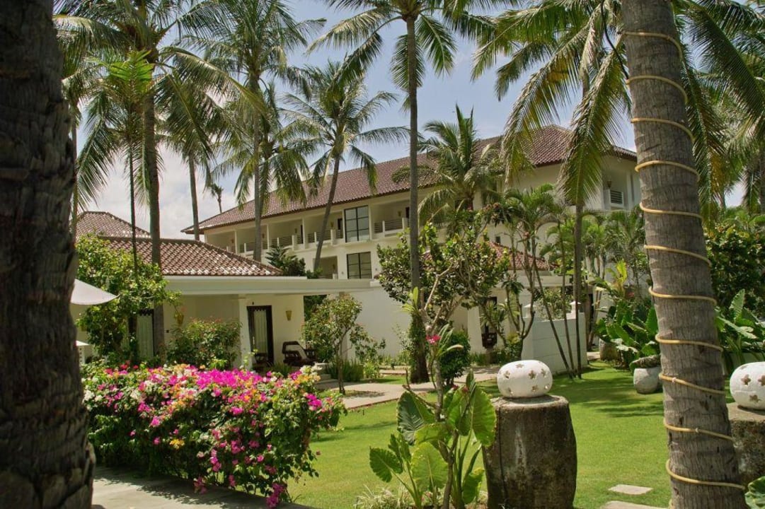 Blick vom Garten auf das 3 stöckige Haupthaus. Hotel Legong Keraton Beach