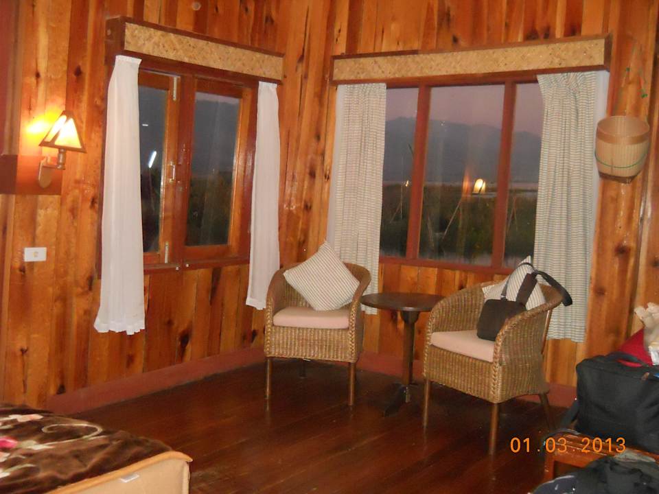 Sitzgelegenheit vor dem Fenster Hotel Paradise Inle Resort