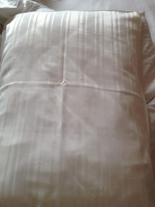 Flecken und Ziehfäden in der Bettwäsche bei der Ankunft Hotel Golden Lake Resort