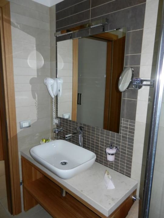 Waschbecken im Badezimmer mit Fön Green Village Resort - Hotel & Aparthotel