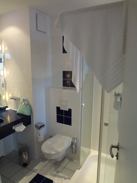 Bad mit Dusche INNSIDE by Meliá Bremen