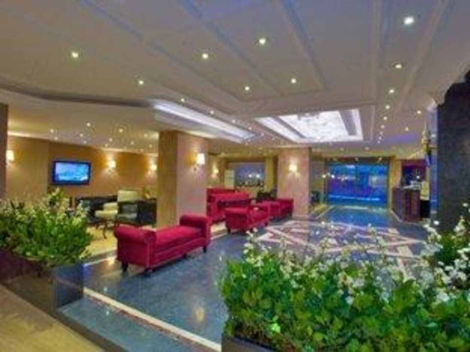 Lobby Hotel Grand Emin