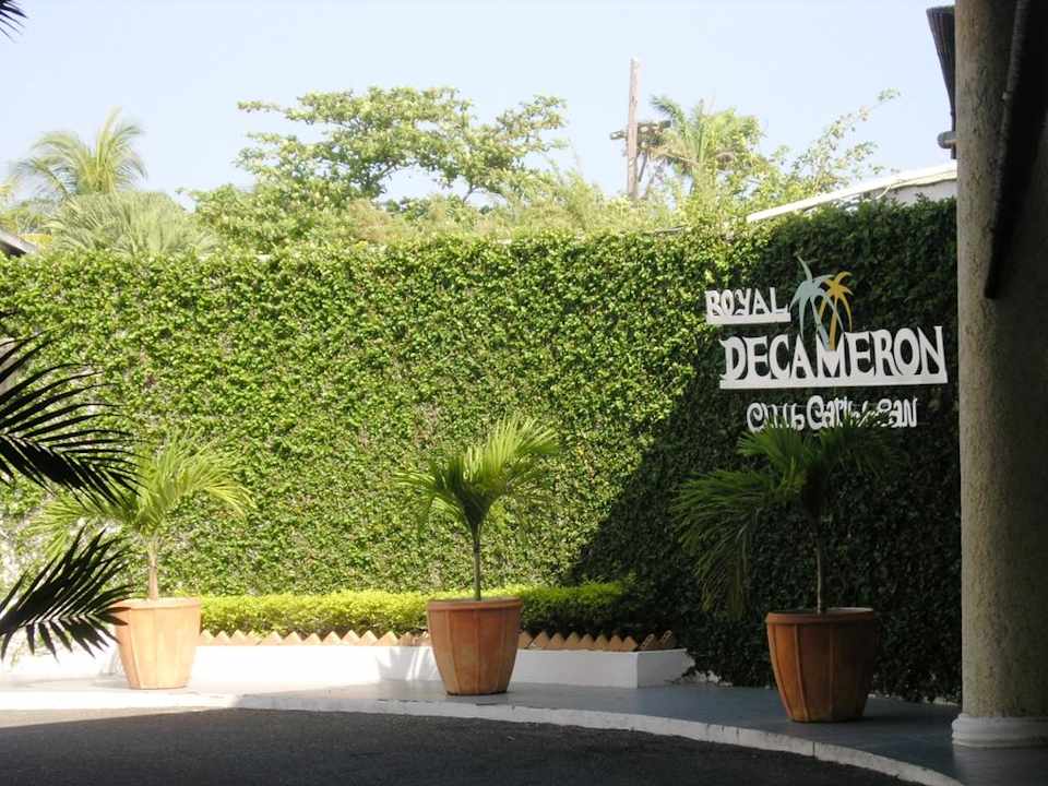 Vor dem Hotel Grand Muthu Club Caribbean Runaway Bay