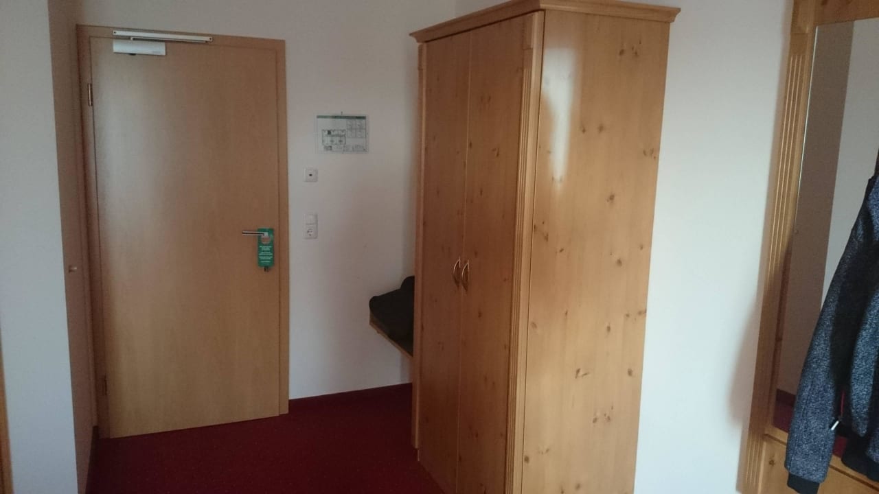 Kleiderschrank Hotel-Gasthof-Fellner