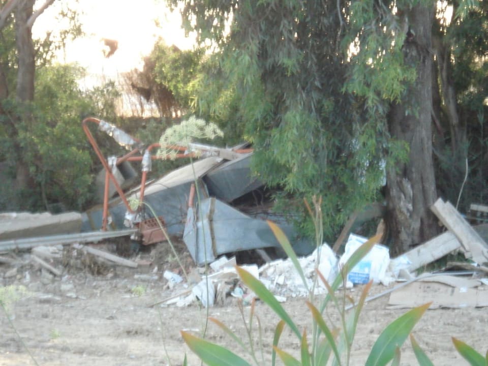 Müllberge zwischen Shop und Hoteleingang Royal Lido Resort & Spa