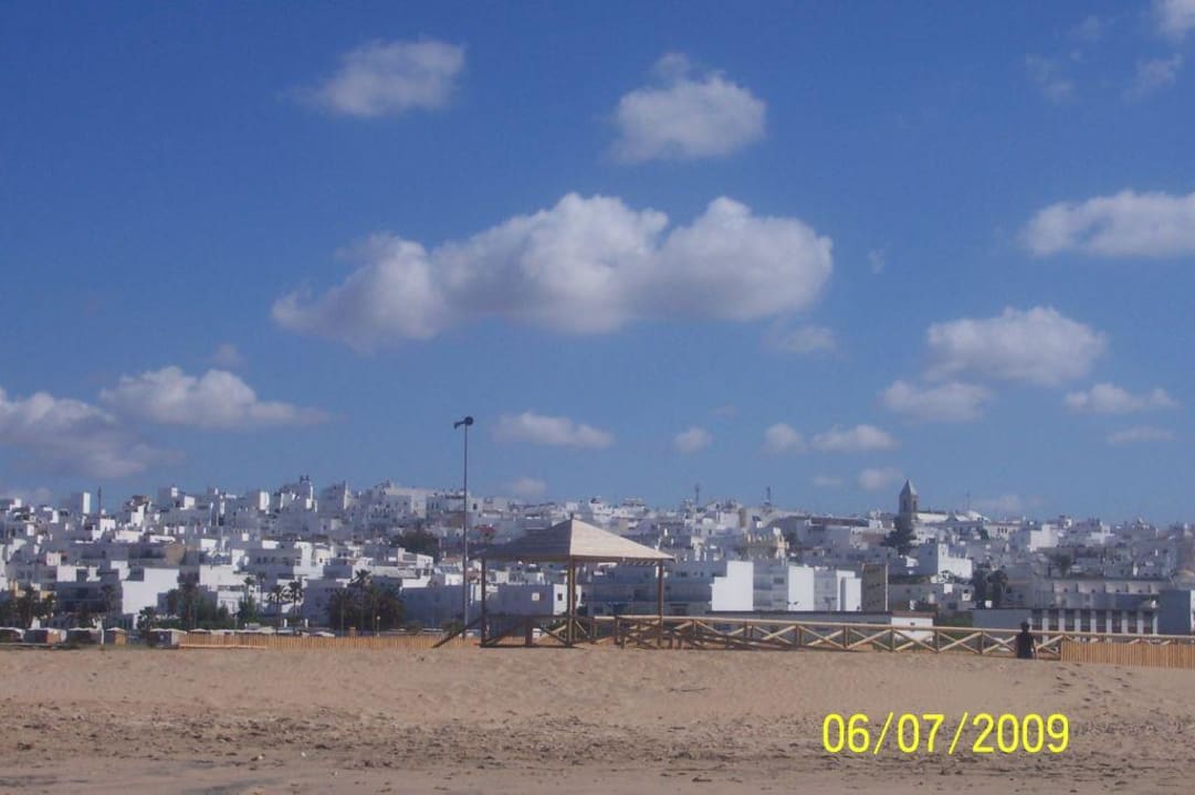 Strand mit Conil im Hintergrund Fuerte Conil-Resort