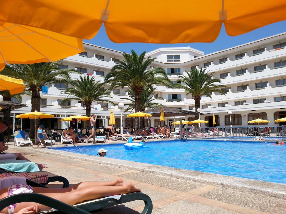 Pool, mit Sicht auf Restaurant. Millor Sol