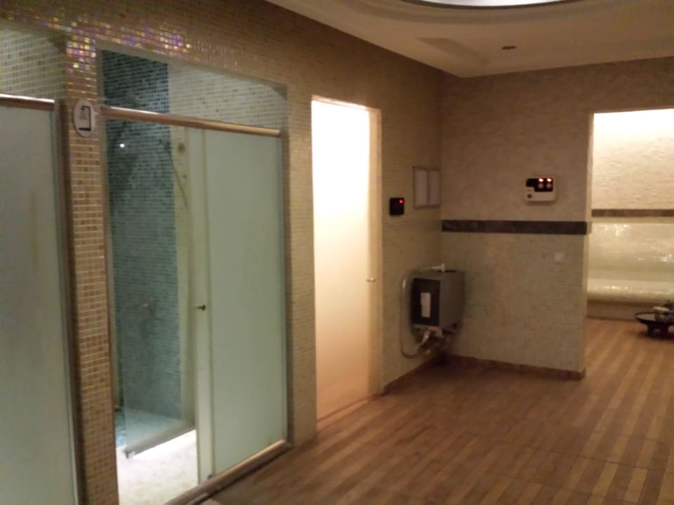 Spa-Bereich: Dusche und Dampfbad Riviera Hotel & Spa