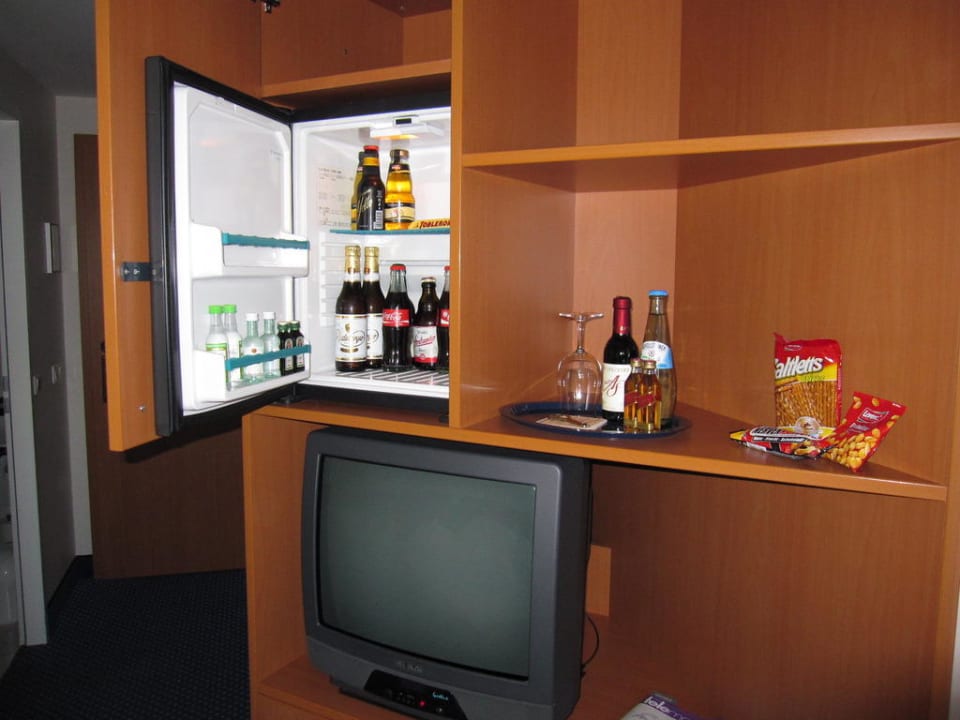 Minibar und toller Röhrenfernseher Hotel Baltic Stralsund