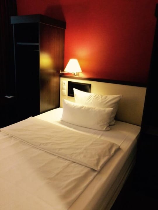 Zwei verschiedene Kissen NH Collection München Bavaria