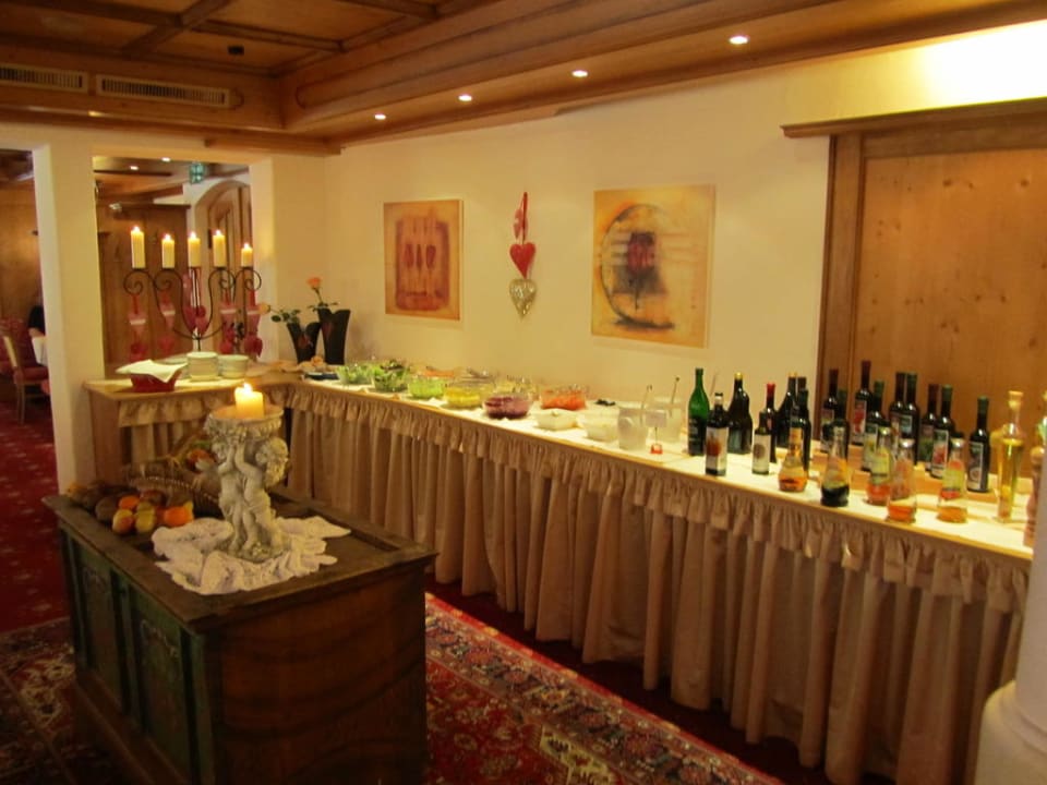 Salatbuffet mit diversen Essig und Ölen Hotel Dornauhof