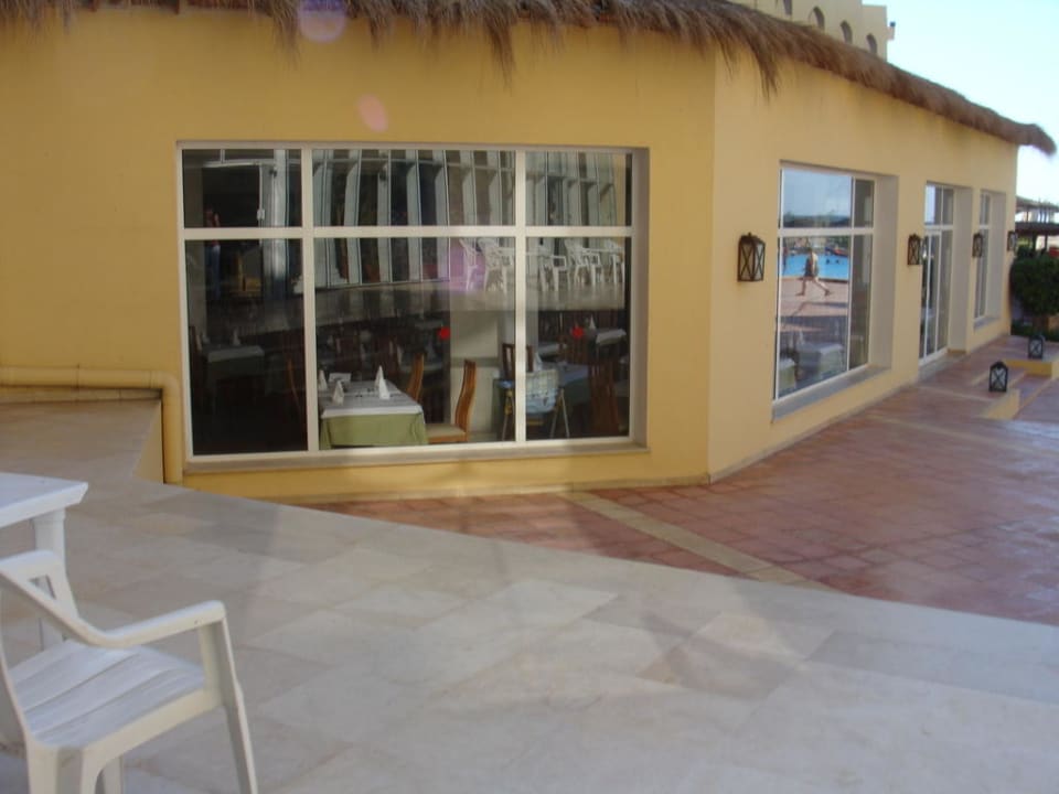 Widok na restaurację z ogrodu i basenu Skanes Serail Aquapark