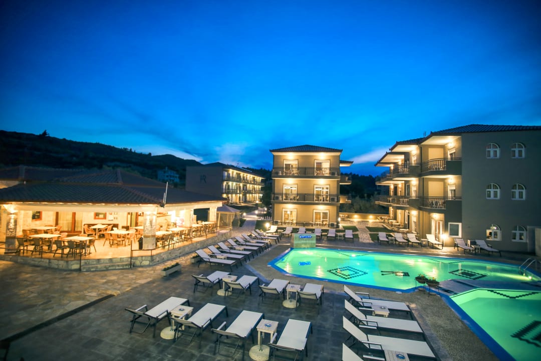 au-enansicht-royal-hotel-and-suites-polichrono-holidaycheck