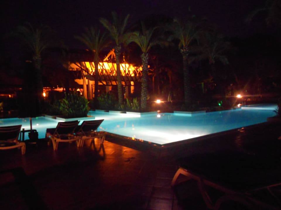 Poolanlage am Abend IC Hotels Green Palace