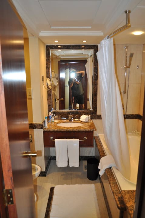 Das Bad leider ohne  extra Dusche Le Royal Méridien Beach Resort & Spa Dubai
