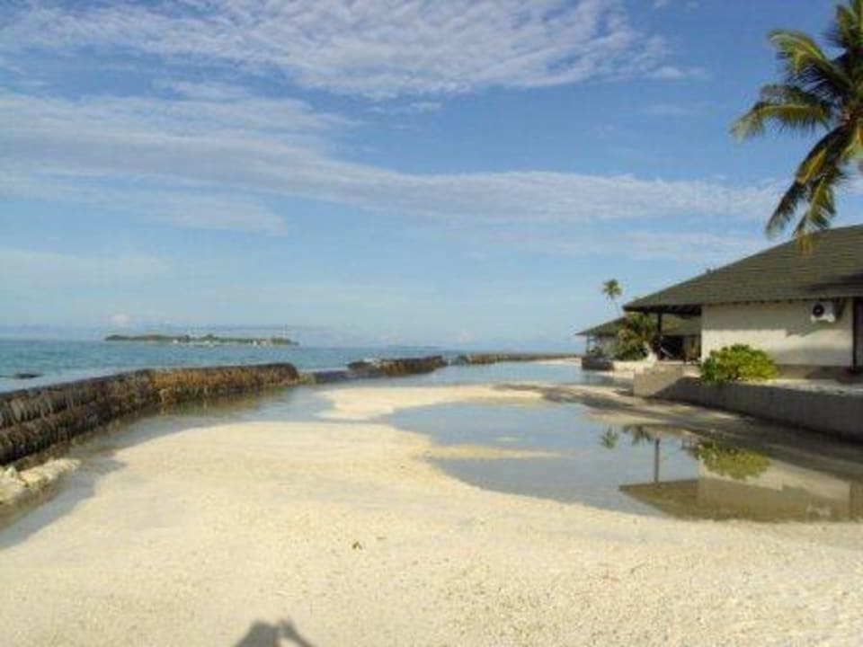 Brackwasser vor dem Bungalow  Adaaran Select Meedhupparu Island Resort - Premium All Inclusive