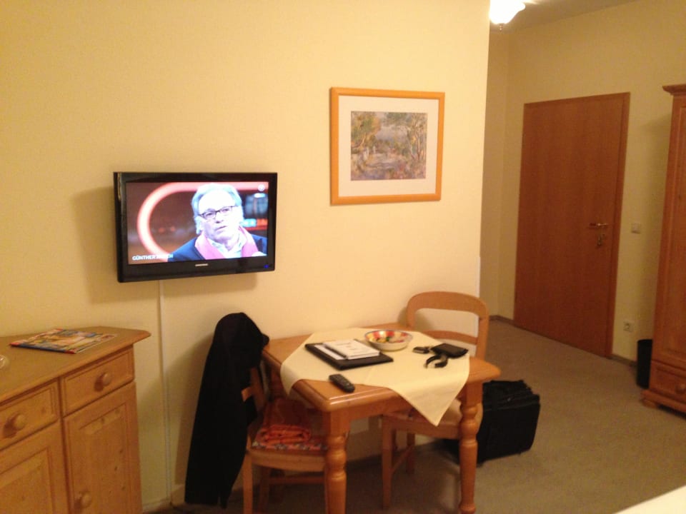 Fernsehr und Tisch Landhotel Fetzer