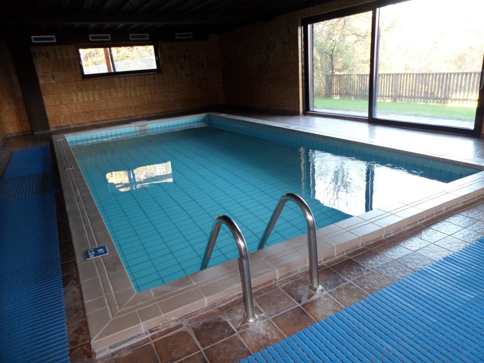 Pool mit Aussicht in den Garten Gasthof Reinbacher