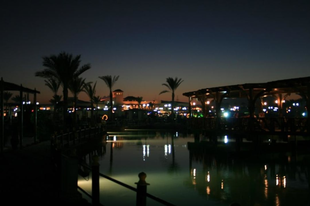 Hotelanlage mit Beleuchtung Pickalbatros Dana Beach Resort - Hurghada