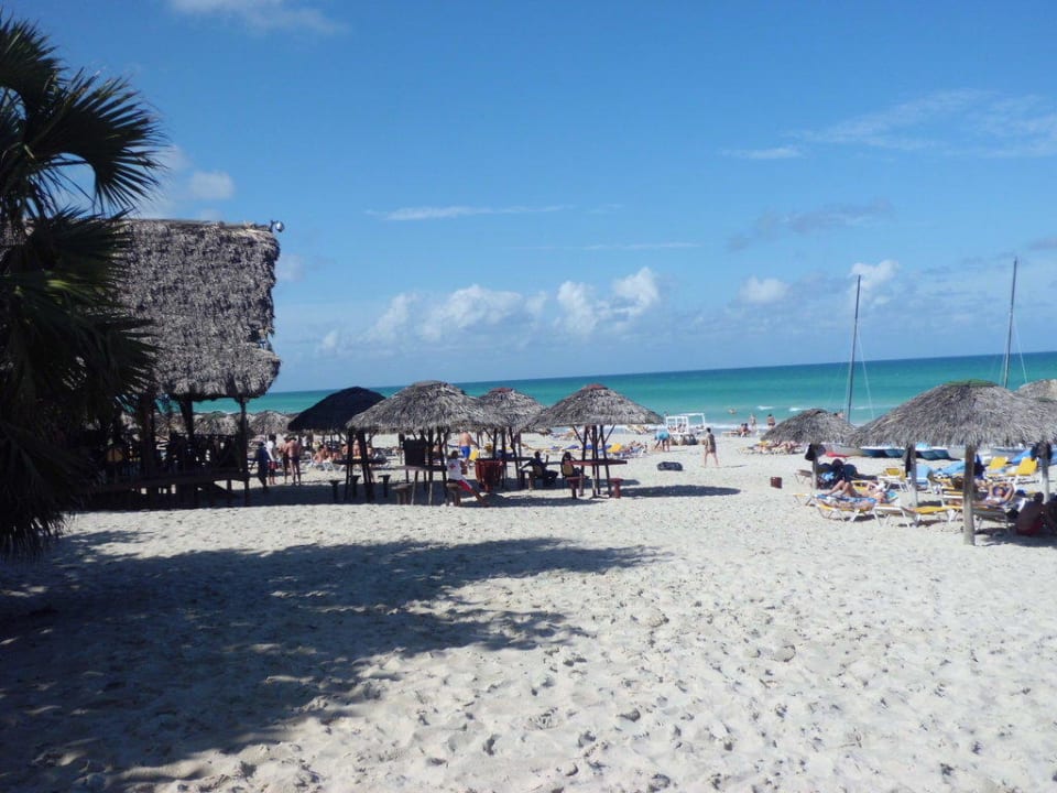 Links die Strandbar Iberostar Origin Taínos