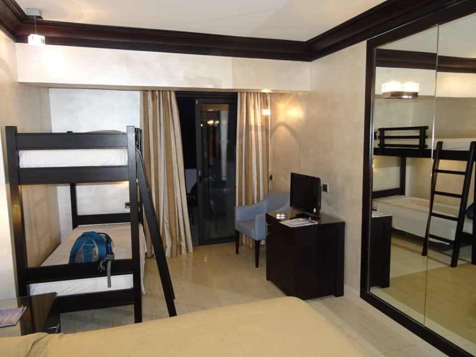 TV-Ecke und Minibar Mitsis Faliraki