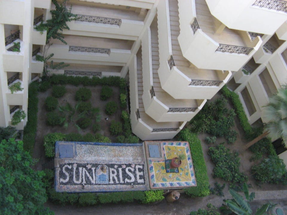 Вид на внутренний двор отеля SUNRISE Holidays Resort (Adults Only)