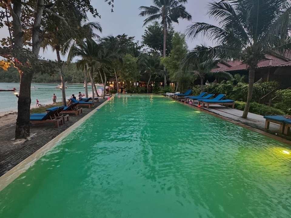 Pool Hotel Salad Hut