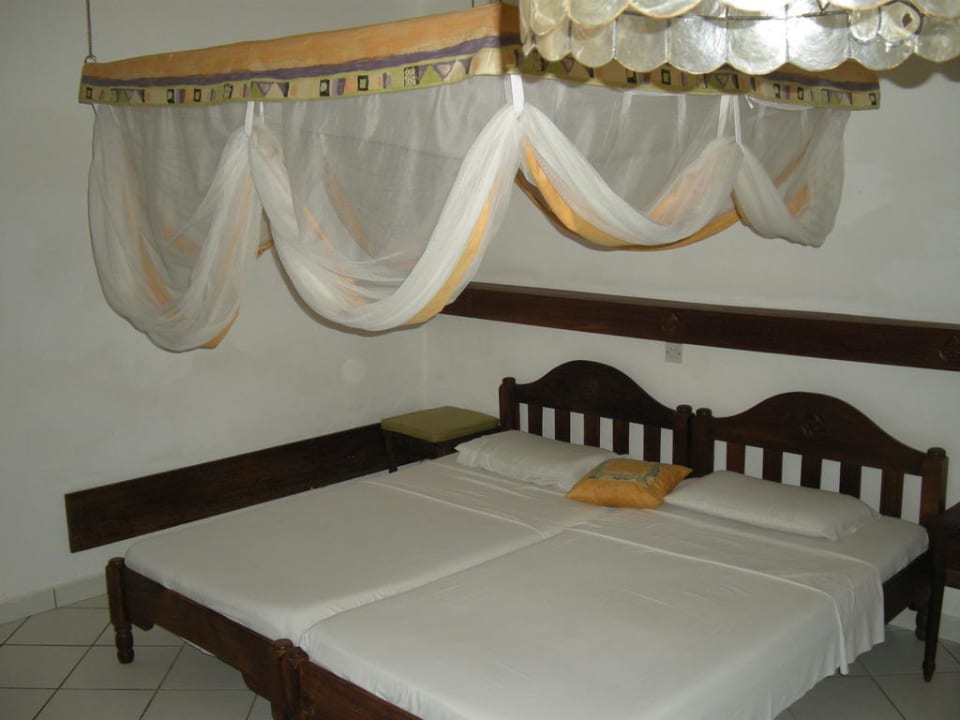 Großes und bequemes Bett Diani Sea Resort