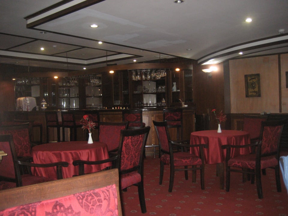 English Pub Royal Atlantis Beach Hotel