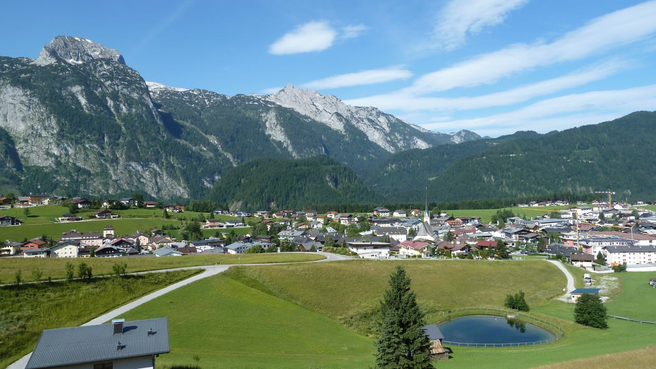 Blick vom Balkon auf Abtenau und die Berge Appartements Kristall