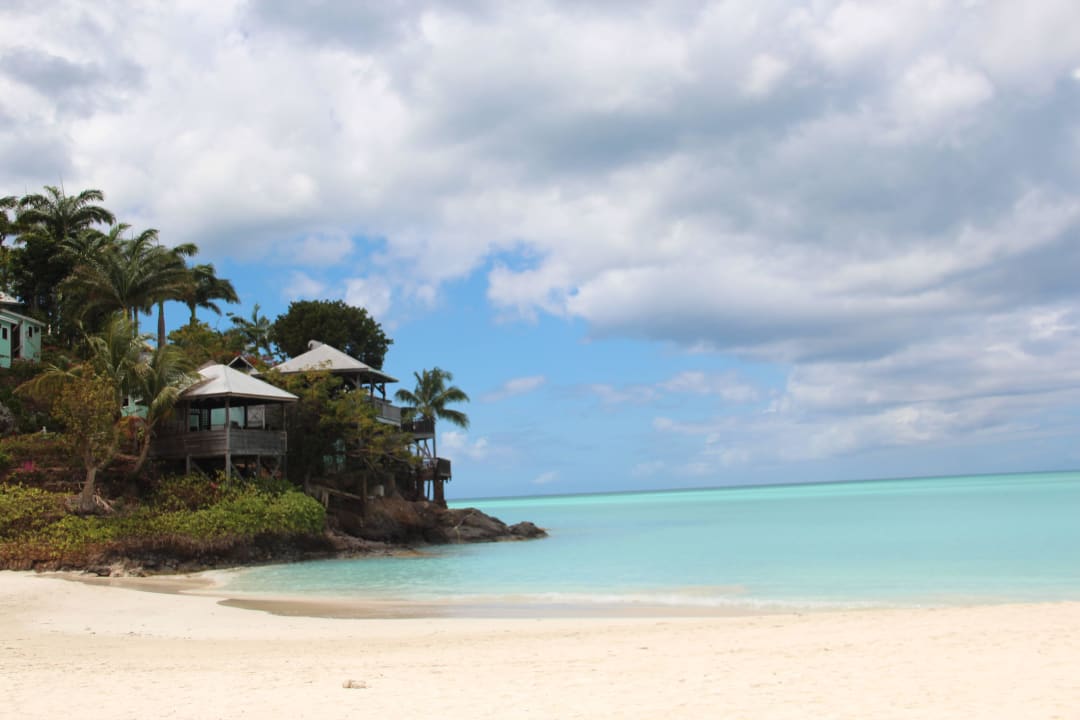 Von den Strandliegen Richtung Hotel... Cocos Hotel Antigua - Adults Only