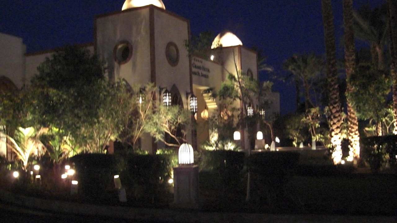 Eingang bei Nacht The Grand Hotel Sharm El Sheikh