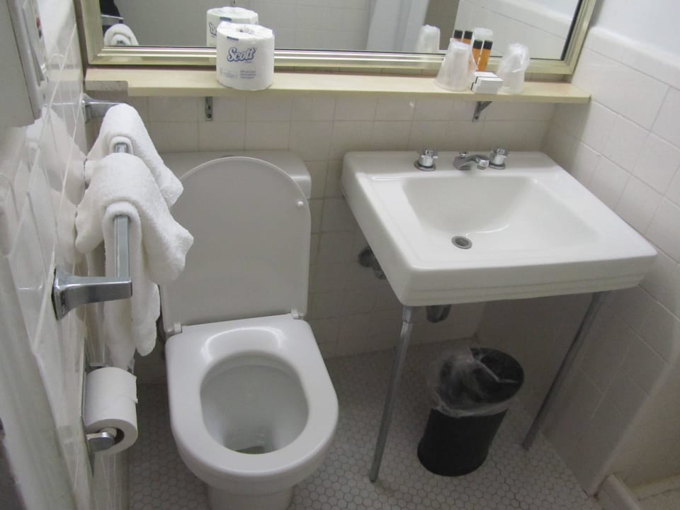 Bad im zweiten Zimmer New York's Hotel Pennsylvania