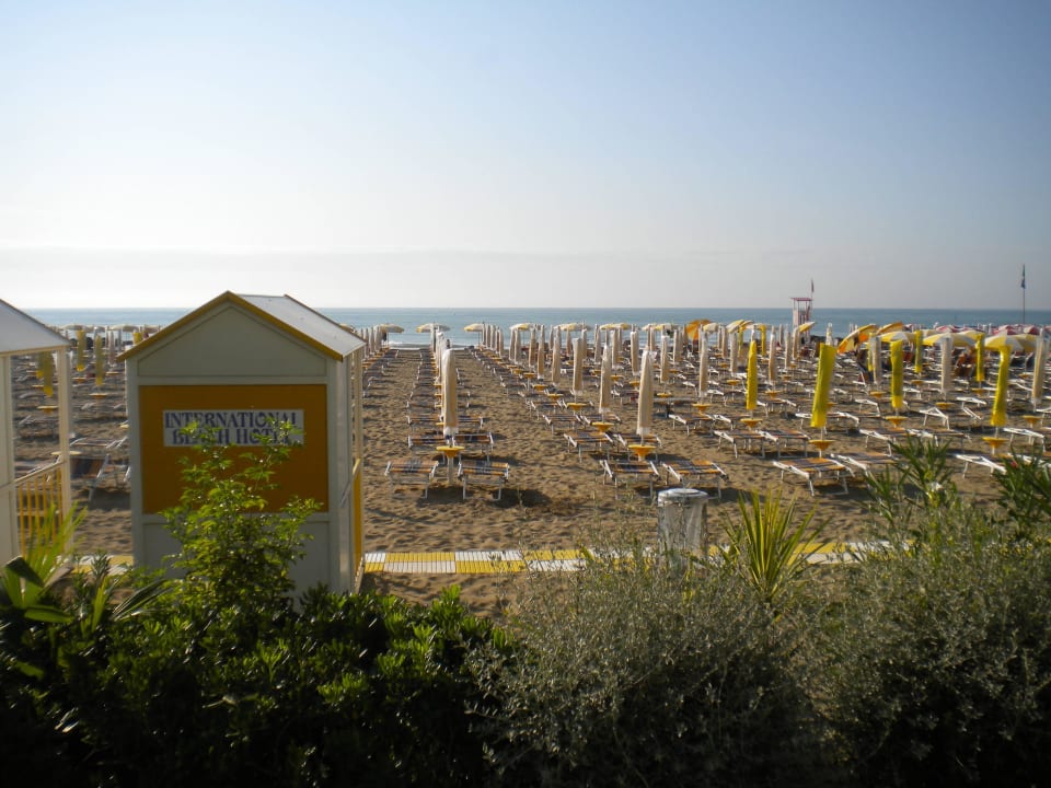 Strand um 9 Uhr,aussicht Terrasse Restaurant  Hotel Astoria