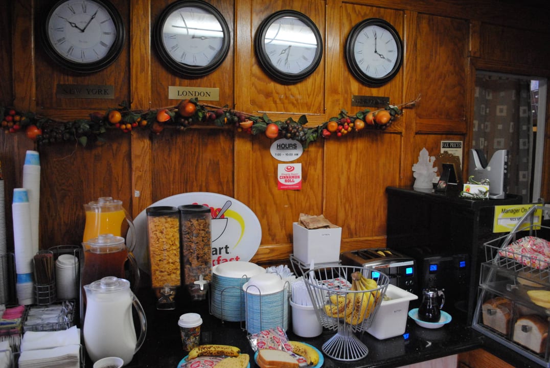 Kleines Frühstücksbuffet in der Lobby Super 8 San Francisco/Near the Marina